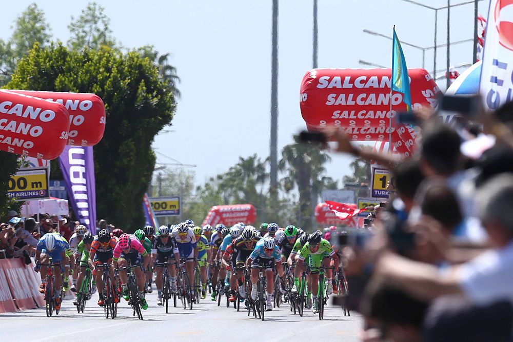The bunch sprint to the finish line in Antalya
