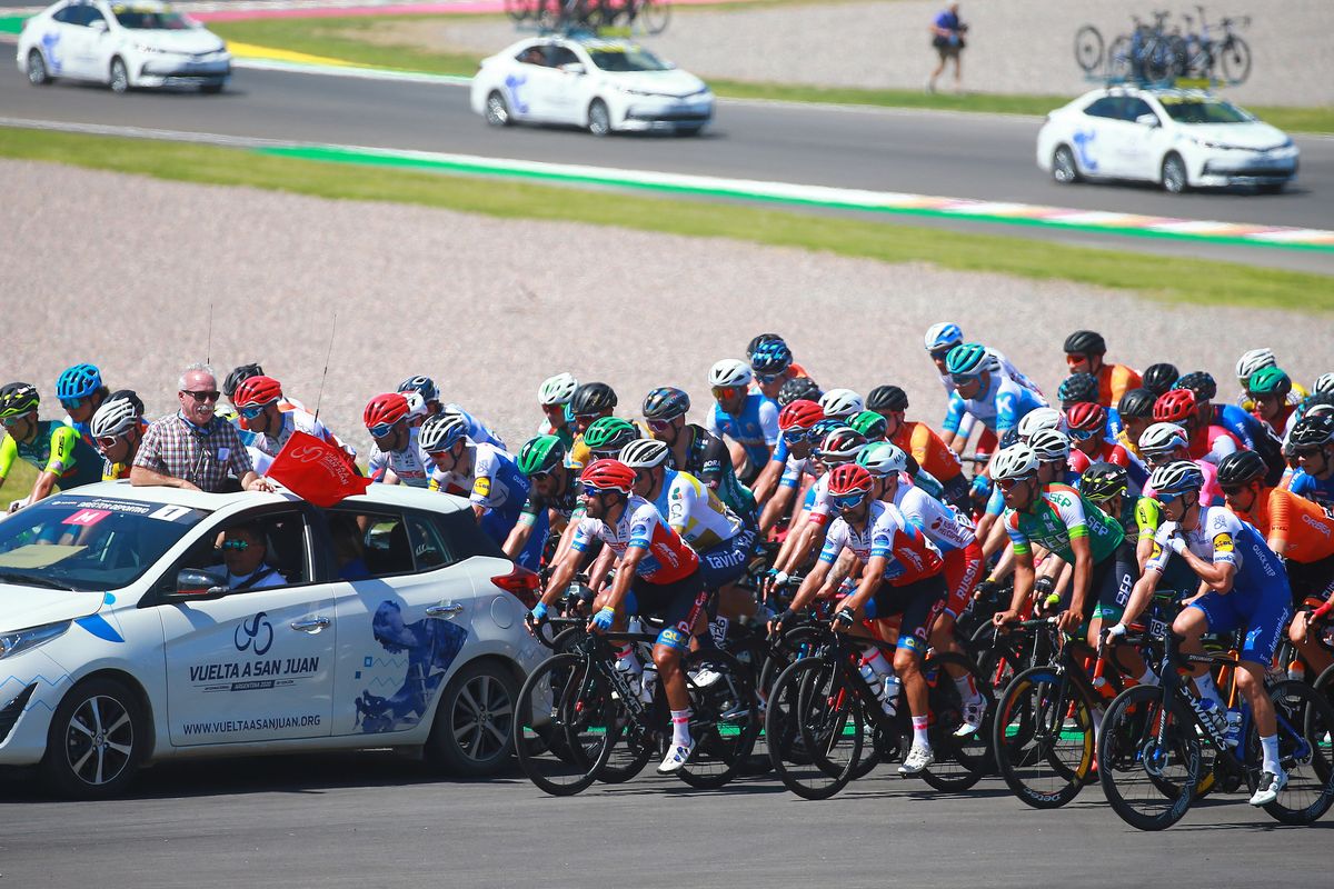 The peloton during stage 6 Vuelta a San Juan