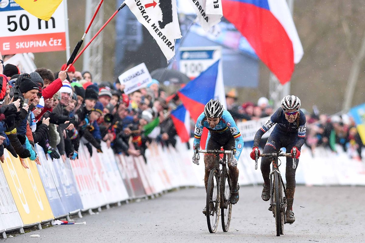 Pauline Ferrand Prevot (France) tops Sanne Cant (Belgium) to win the 'cross world title