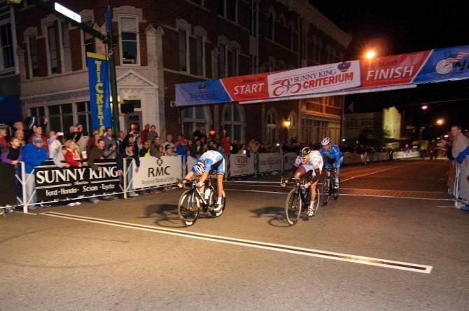 Carlos Alzate (Unitedhealthcare) throws his bike to the line ahead of Sergio Hernandez (Predator Cycling) and Karl Menzies