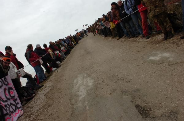 Spectators line a steep Plan de Corones in 2008, when the climb was utilised as planned for the first time.