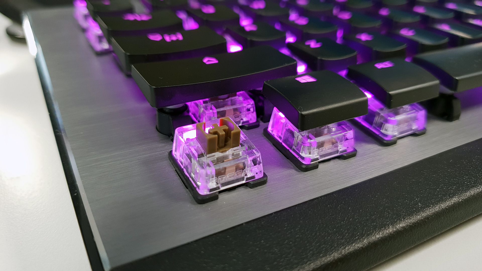 PC周辺機器 ROCCAT VULCAN 120 AIMO Amazon.com: ROCCAT Vulcan 120 AIMO 機械PC 遊戲鍵盤觸覺泰坦