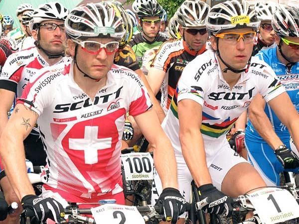 Florian Vogel and Nino Schurter concentrated at the start.