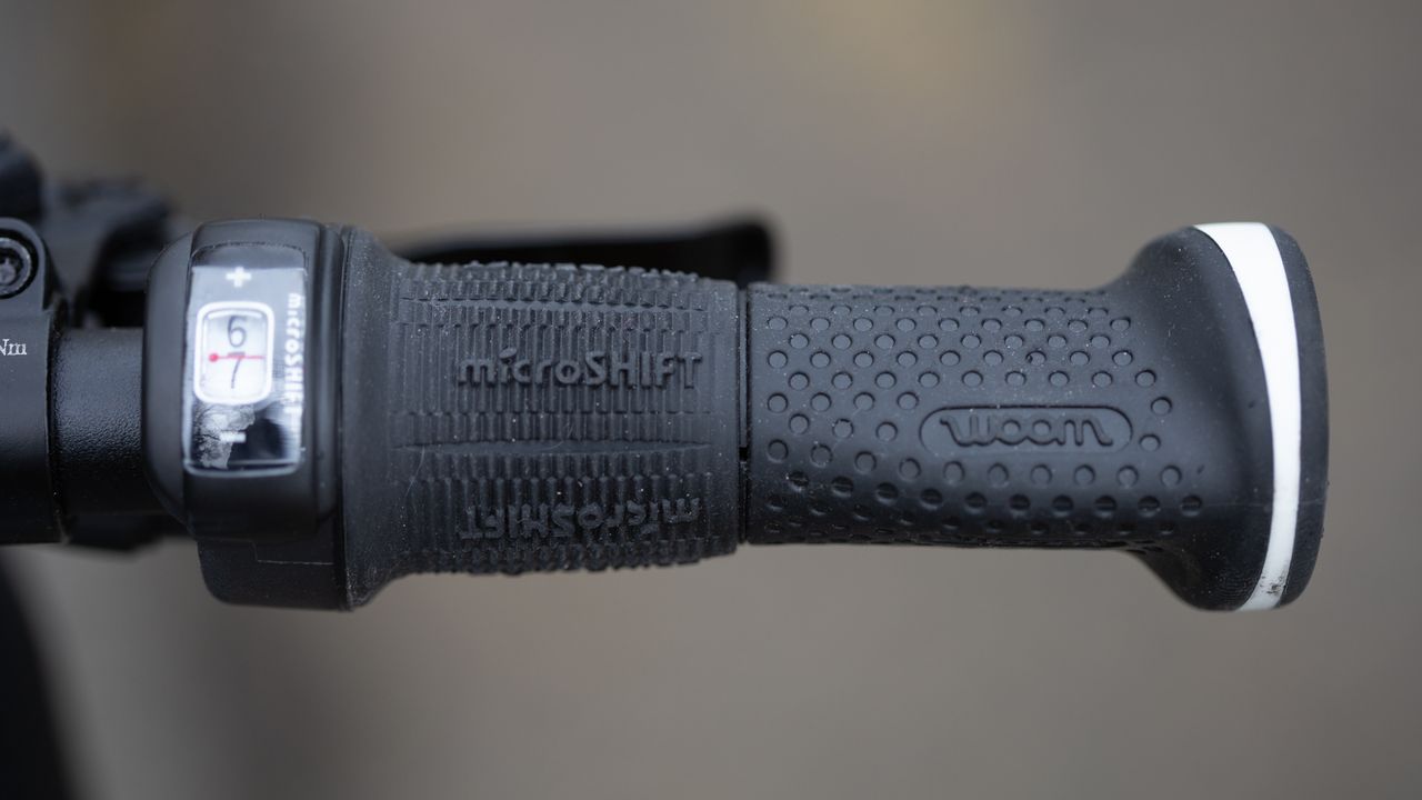 Woom Now 6 Kids Bike detail of grip shift