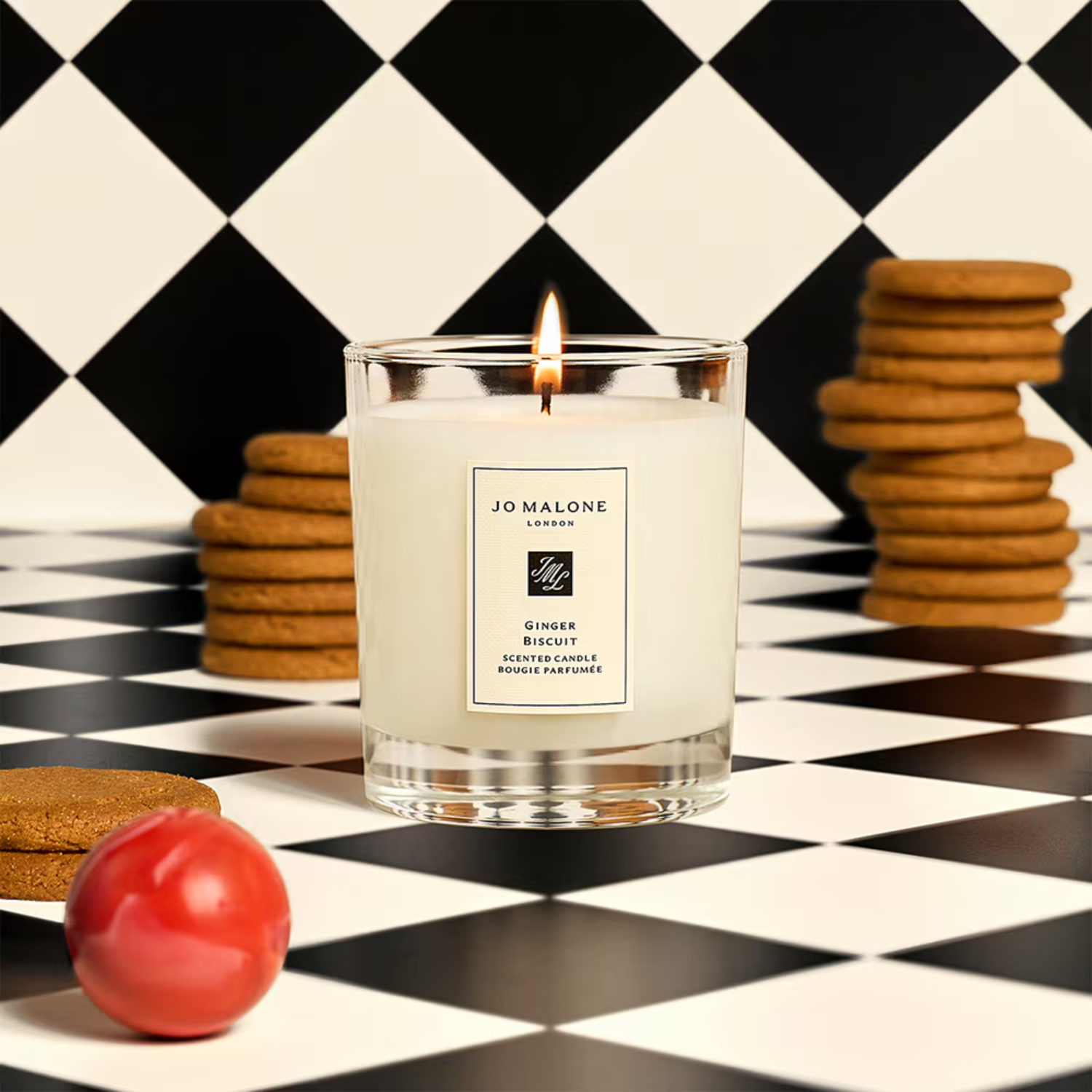 A ginger biscuit candle