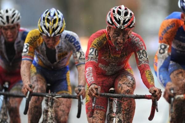 Arnaud Grand (Telent-Fidea) in the thick of the action at Gieten.