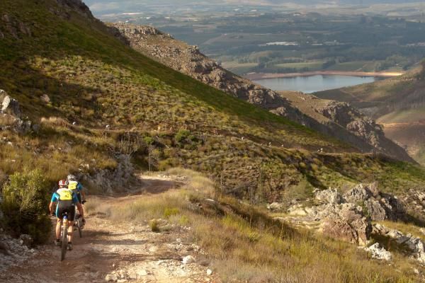 Riders descend towards Grabouw during the final stage