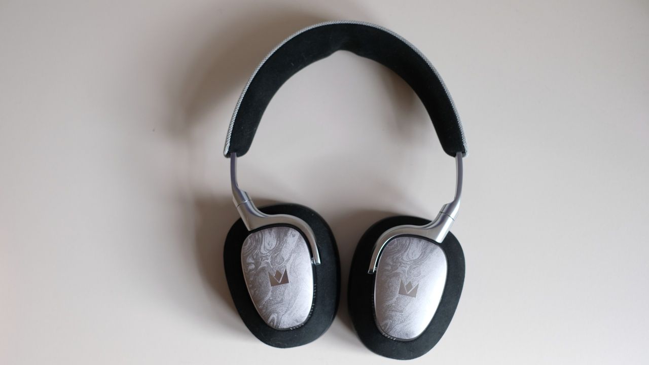 Photograph of Noble FoKus Artemis over-ear wireless headphone