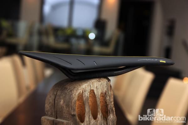 Fi'zi:k's redesigned Arione range features the same upper profile as the most recent version but a sleeker profile and all-new shells. Don't let the new lines fool you - the length is unchanged at 30cm, just like before.