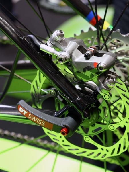 The new Flash Carbon flagship reportedly weighs just 950g and minimal aluminum is used in the structure such as with the tiny post mount disc tabs.