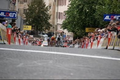 Hepburn moves ahead in the final dash for the line