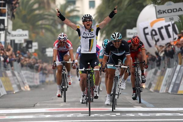 Matt Goss (HTC - Highroad) wins the 2011 Milan-San Remo from an 8-man selection.