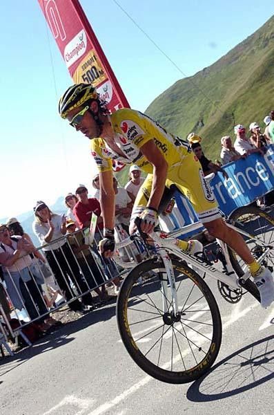 Iban Mayo (Saunier Duval-Prodir) pushes towards the finish line.