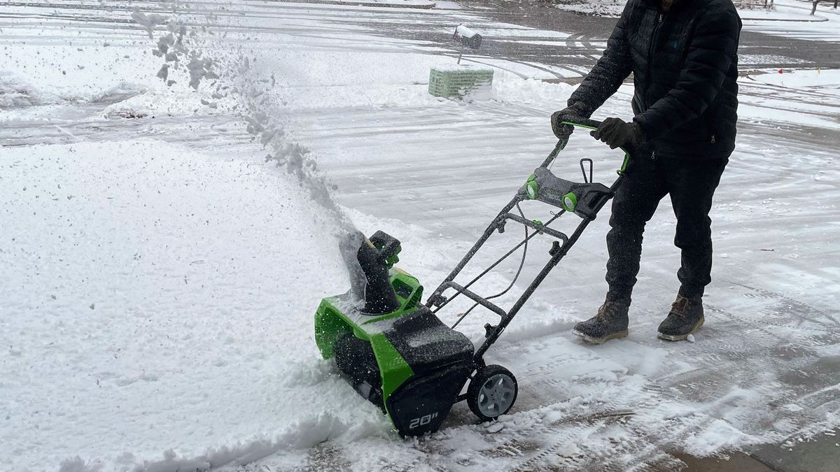 Greenworks 40V 20 Inch Cordless Single-Stage Snow Blower