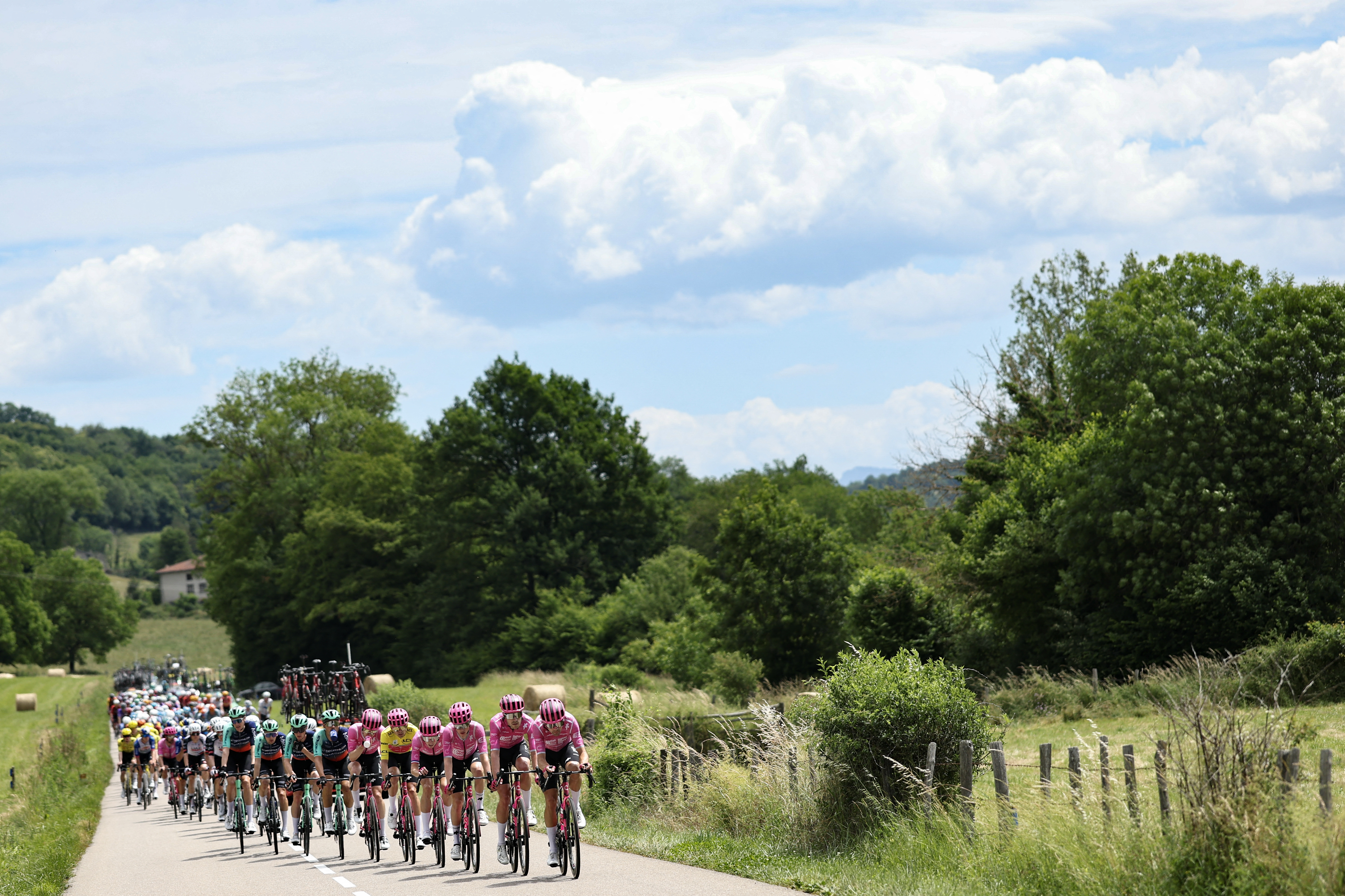 Critérium du Dauphiné - Tour Auvergne-Rhône-Alpes stage 2 LIVE - Peloton lets 10 riders go clear after hour-long fight