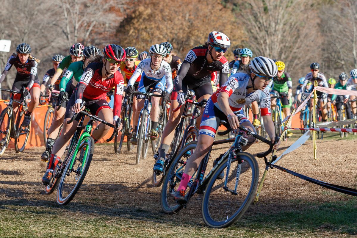The Elite Women take to the course, Noble in the Series leader's jersey up front