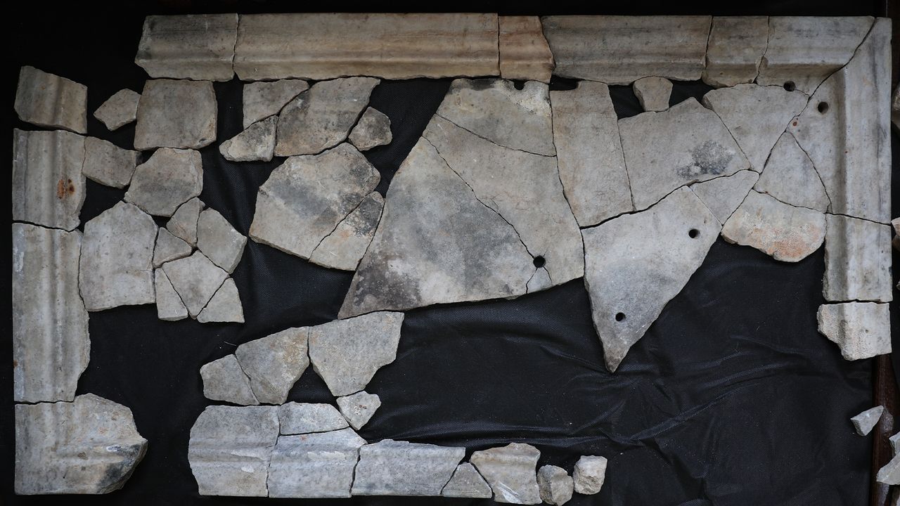 The walls of the synagogue were decorated with paintings and marble tablets that had writings with elements of the Jewish liturgy.
