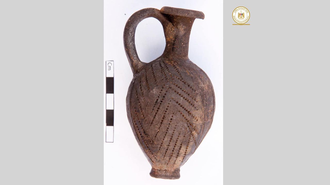 This pot contains puncture decorations and would have been placed in one of the tombs.
