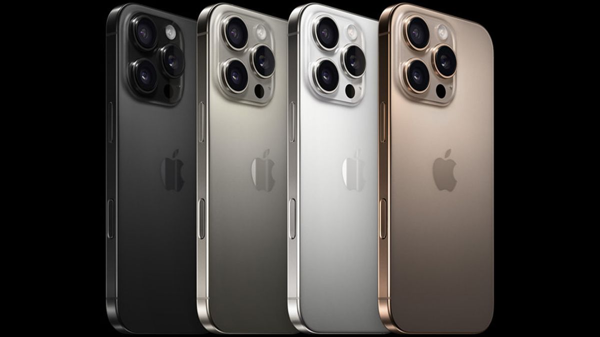 Cuatro iPhone 16 Pro Max.