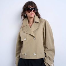 Model wears H&M v-neck white jumper.