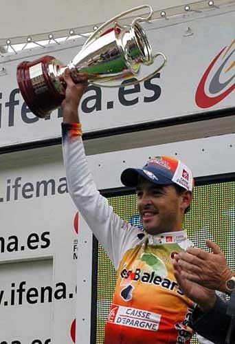 Francisco Mancebo (Illes Balears) holds his winner's trophy up high.