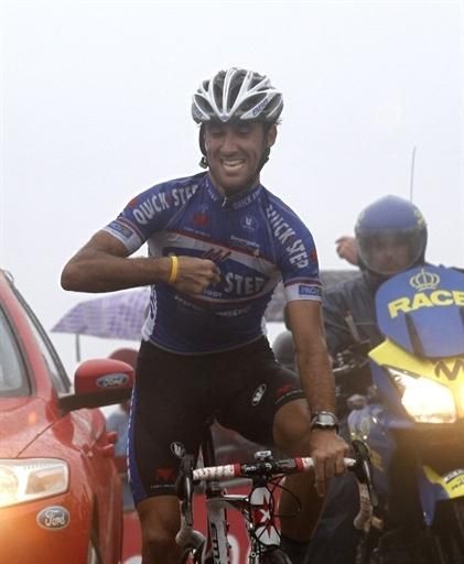 Carlos Barredo (Quick Step) zips up as he approaches the line.