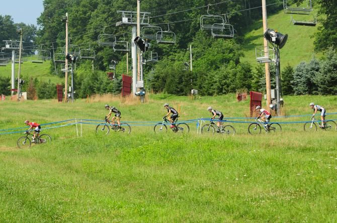 Howard Grotts (Specialized) leading the U23 racer across a ski slope at the start of the race