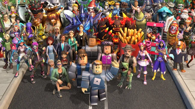 Grupo de avatares y personajes variados de Roblox posando juntos en una calle. La imagen muestra una diversidad de personajes en diferentes estilos y vestuarios, algunos con aspecto futurista o robótico, otros con disfraces y accesorios llamativos. La escena destaca la creatividad y variedad de personalización en la plataforma Roblox, con personajes de diferentes tamaños, colores y características.