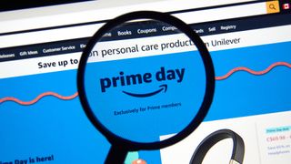 Een vergrootglas hangt boven het Amazon Prime Day logo