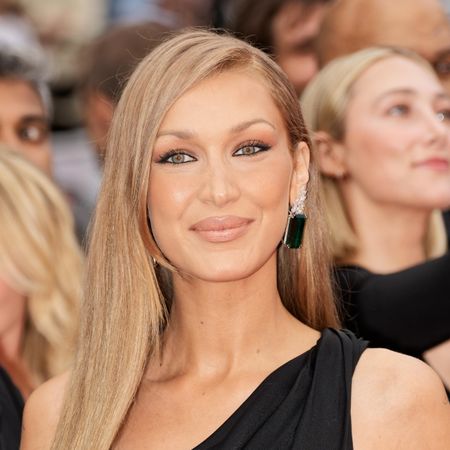 a white woman with blonde hair posing in front of a crowd on a red carpet