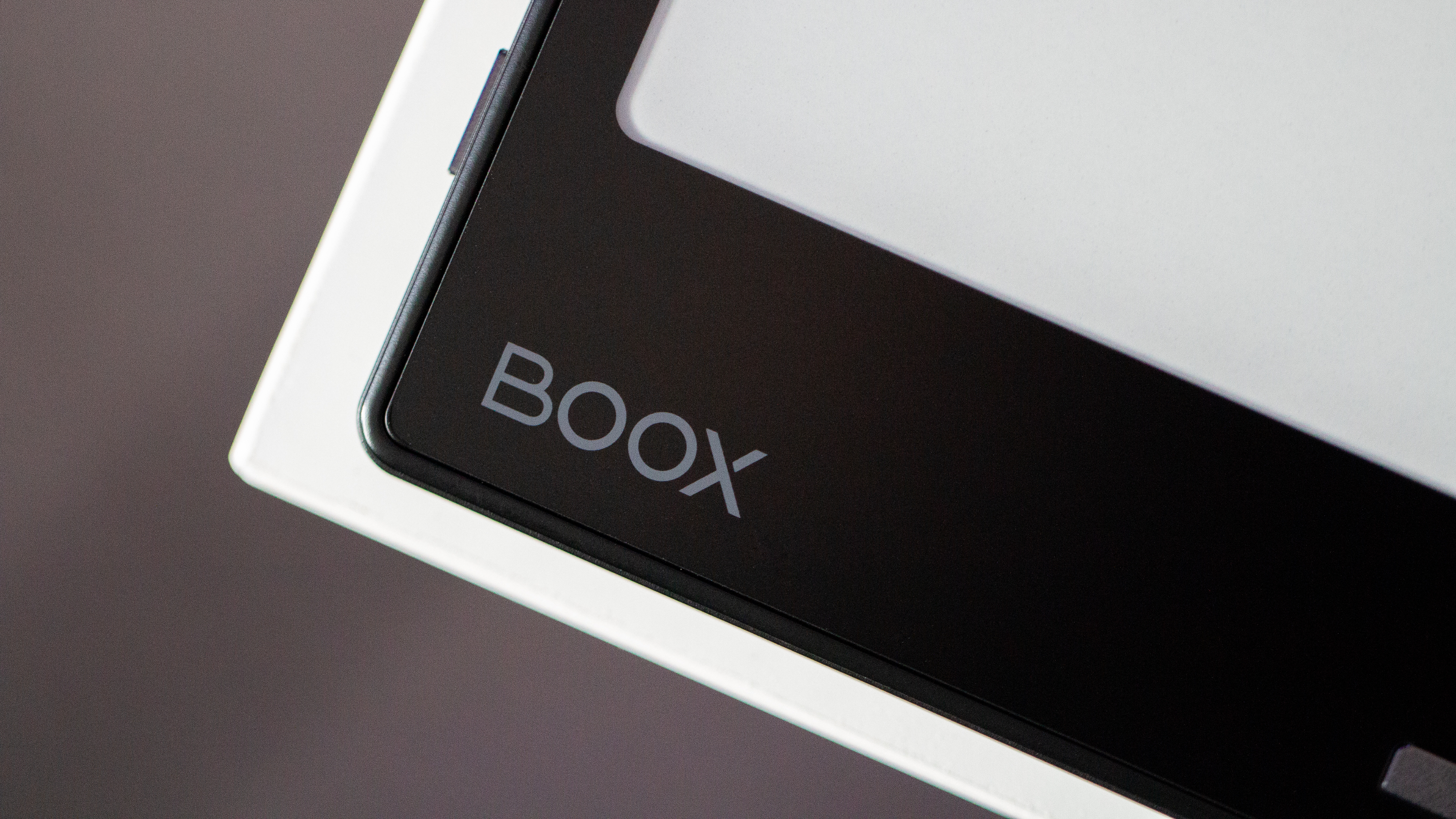 Boox logo on front of Onyx Boox Leaf 2