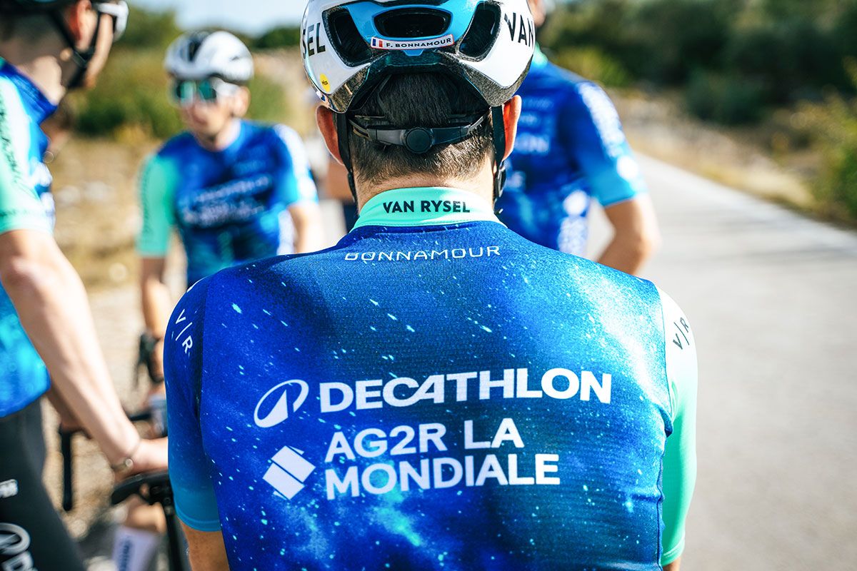 Decathlon AG2R La Mondiale 2024 kit