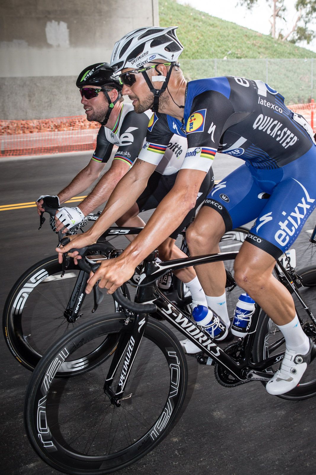 Tom Boonen (Etixx-Quick-Step) and Mark Cavendish (Dimension Data) have a chat out on the road