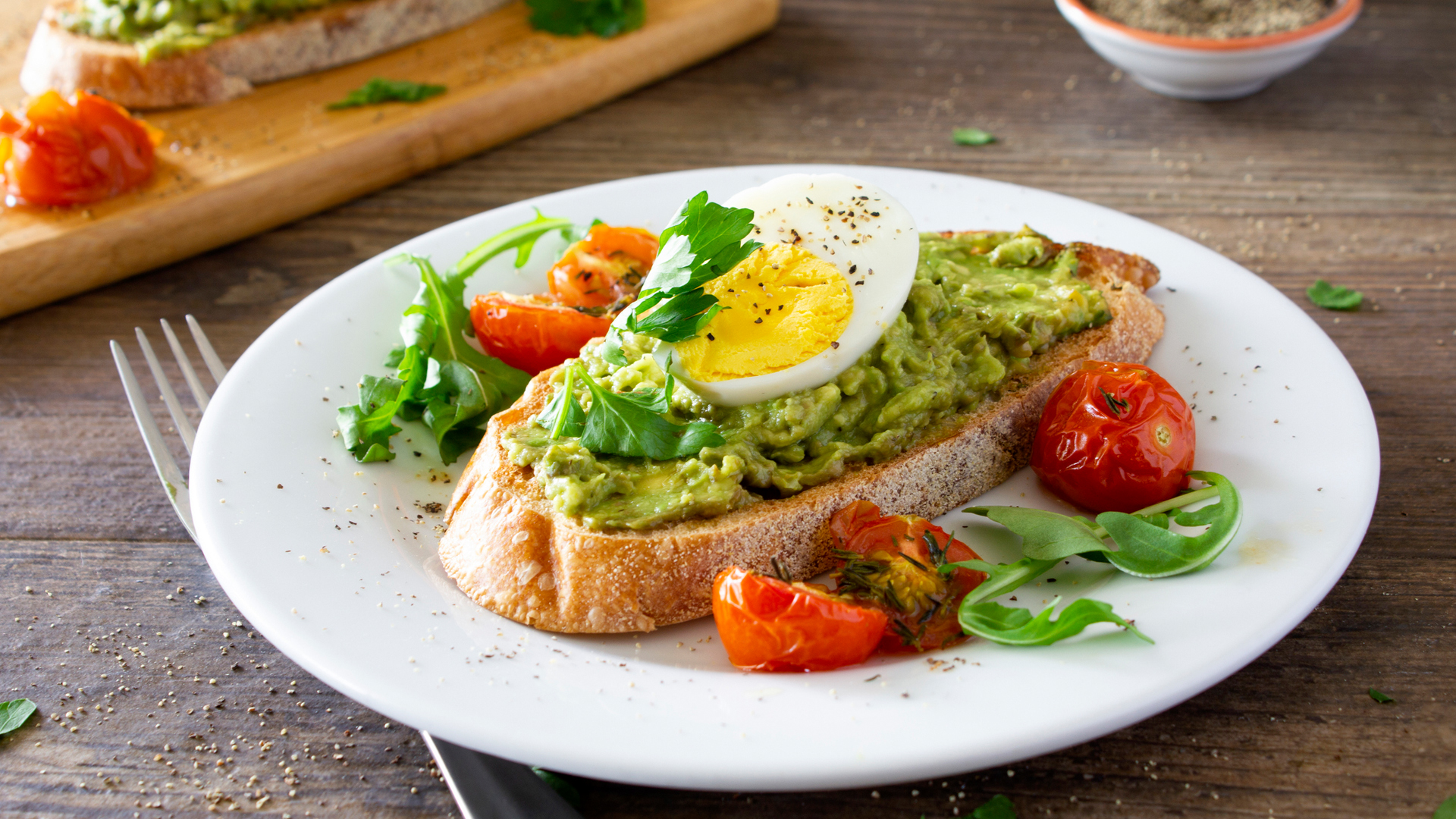 aguacate y huevo escalfado sobre tostadas para el desayuno