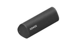 Højttaleren Sonos Roam i sort på en hvid baggrund