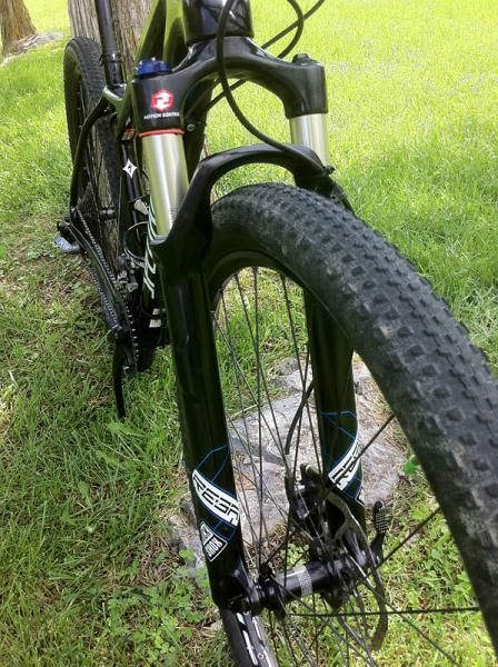 A RockShox Reba RL fork handles the front suspension