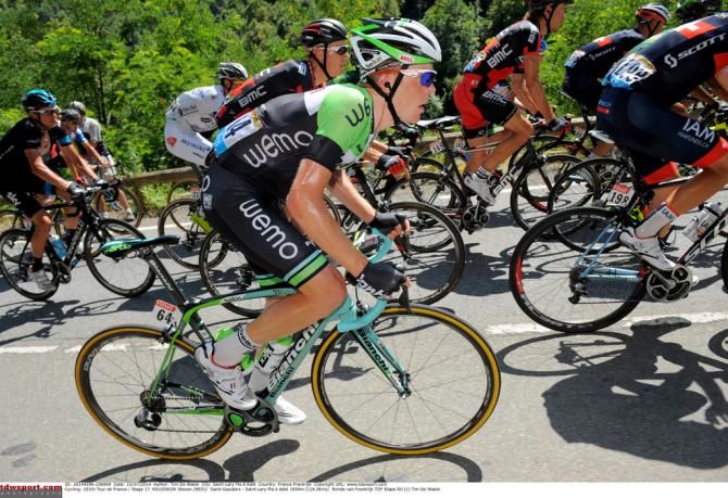 Steven Kruijswijk (Belkin) moving up the peloton