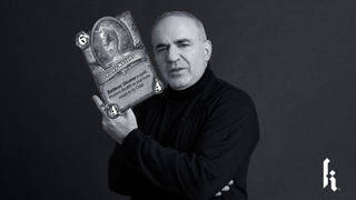 Former world chess champion Garry Kasparov holding a Hearthstone card.