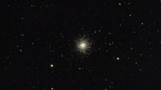 使用 Vaonis Vespera Pro 相機拍攝的武仙球狀星團 (M13)。