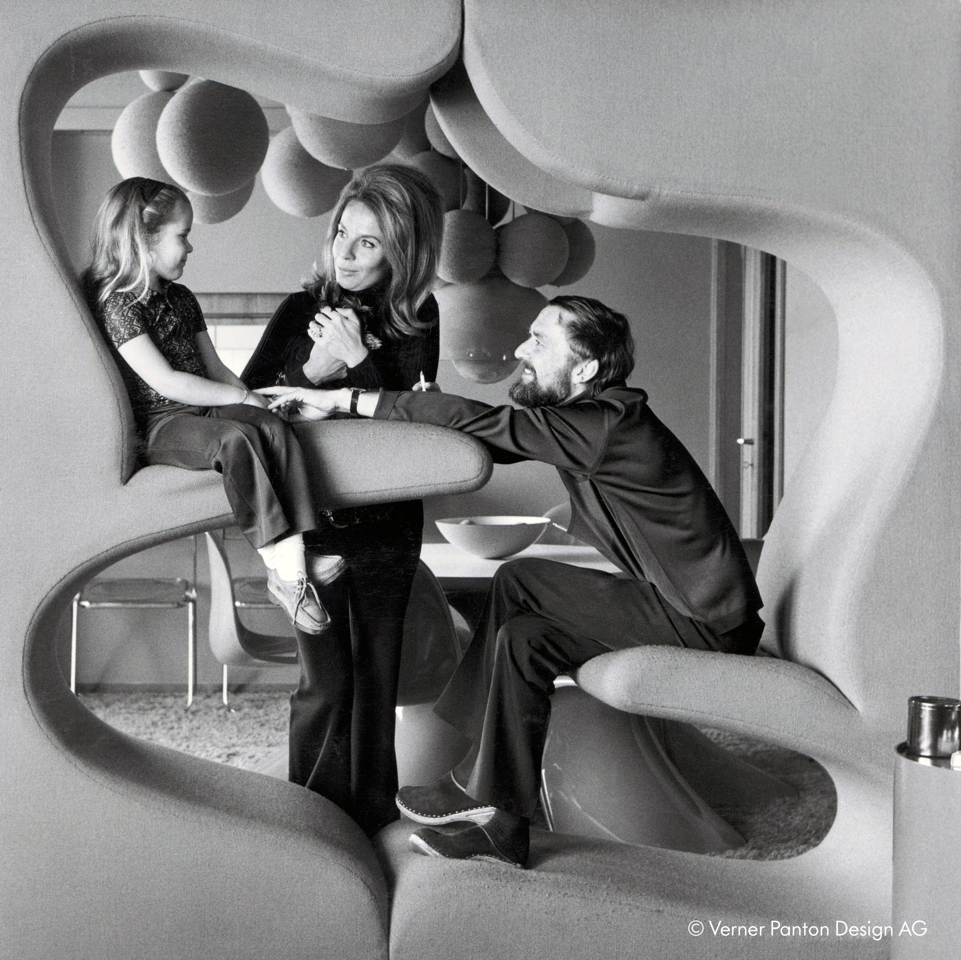 Black and white photograph of Carin, Marianne and Verner Panton in the Living Tower