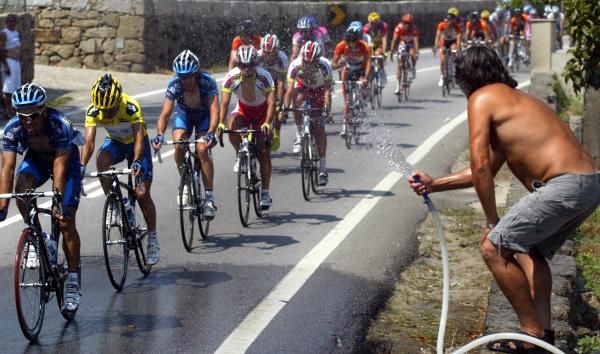 A fan helps the peloton endure a scorcher in Portugal.