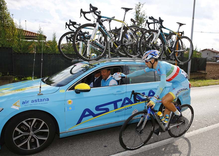 Vincenzo Nibali pays a visit back to the car