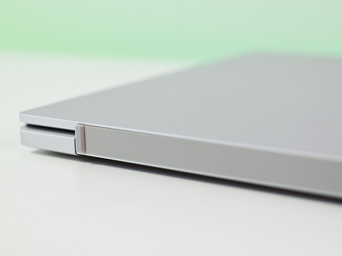 Razer Book 13 2020 Review Hinge