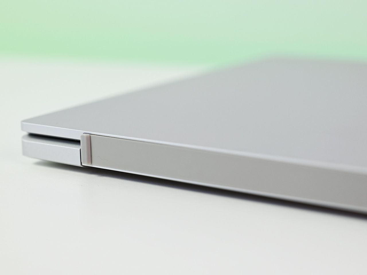 Razer Book 13 2020 Review Hinge