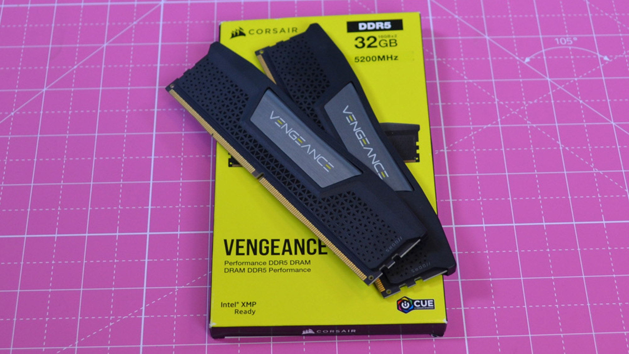 Kit de RAM Corsair Vengence DDR5 em um tapete de mesa rosa