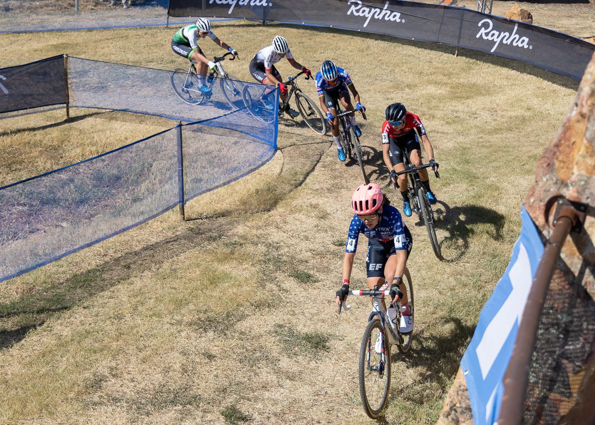 By the end of the first lap, Clara Honsinger (EF Education-TIBCO-Svb), Inge Van Der Heijden (777), Ceylin Del Carmen Alvarado (Alpecin-Deceuninck), H&Atilde;&copy;l&Atilde;&uml;ne Clauzel (AS Bike Racing), and Manon Bakker (Crelan-Fristads) had broken away from the rest of the field.
