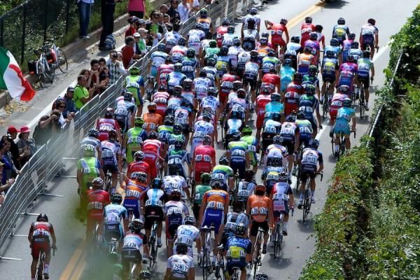 The peloton nears the top of Mont Royal