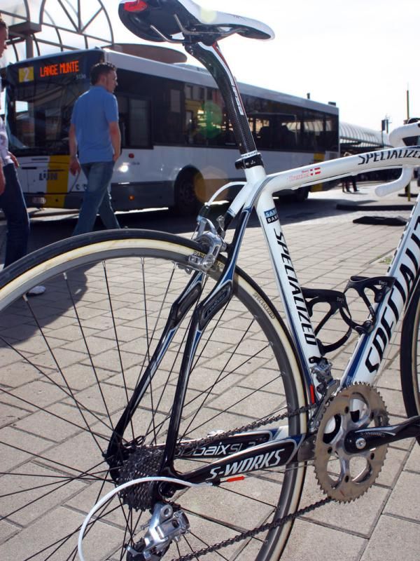 The swoopy rear end features another set of Zertz dampers for a smoother ride over the cobbles.