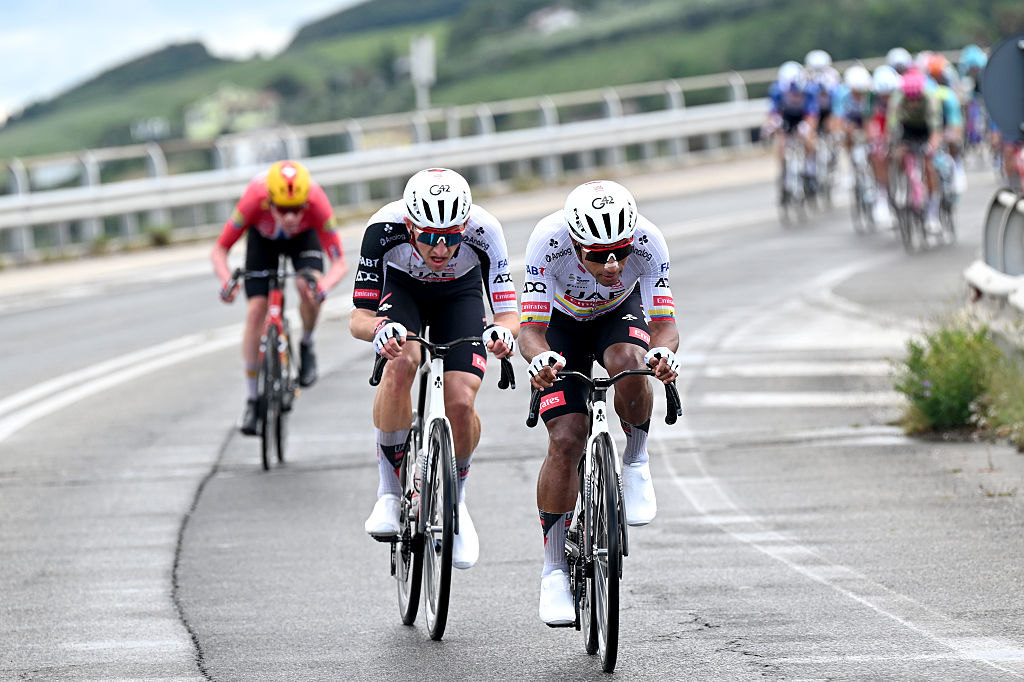 Giro d'Italia stage 8 LIVE: Leading trio followed by large 20-man chase group as climbing begins at day for the puncheurs