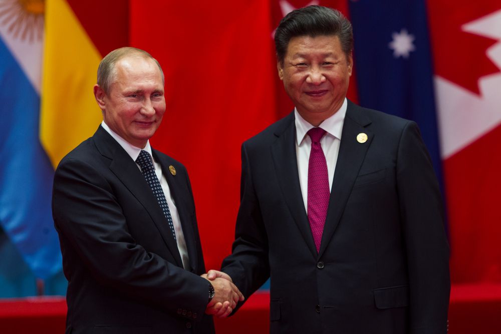 Putin and Xi shake hands